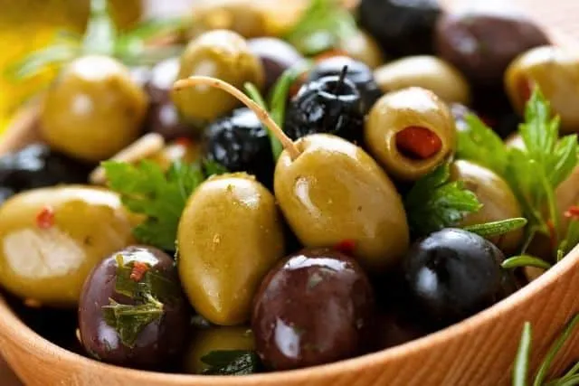 Différentes sortes d'olives dans un bol.